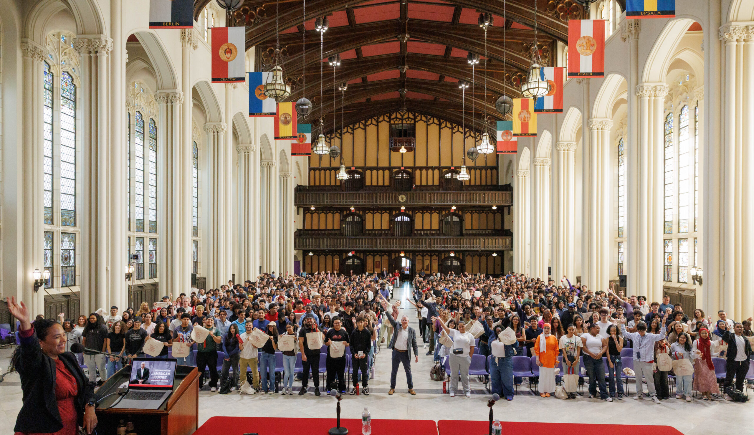 Dean Ostfield poses with 550 incoming students in Sheppard Hall